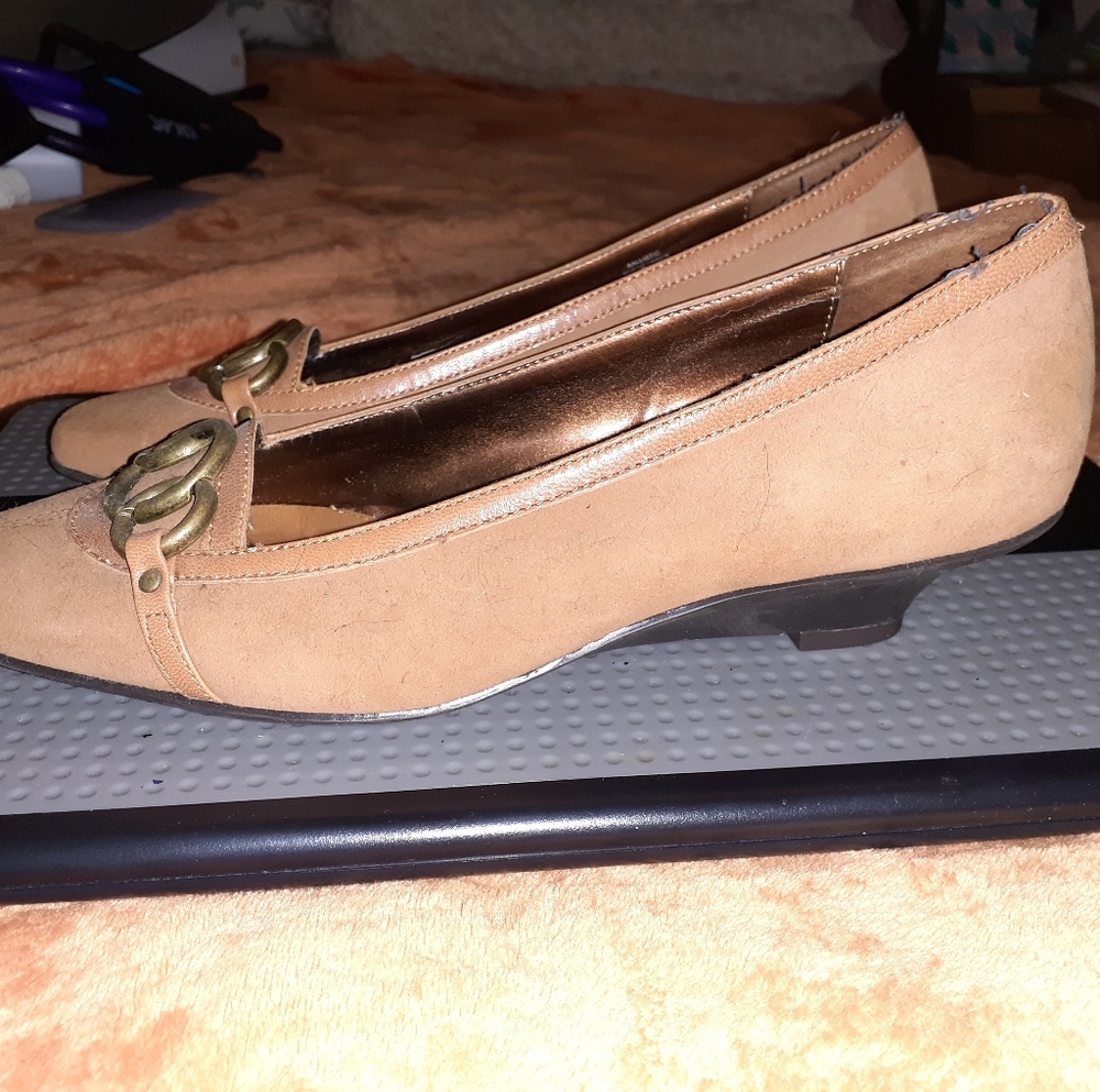 Suede sz 7 Aerosole 1 1/2 tan wedges never worn